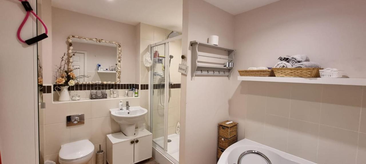 Gold Penthouse Room 5Min To Basingstoke Hospital 외부 사진